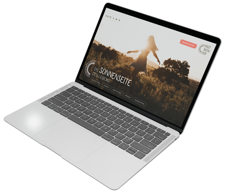 Website des Biohotel Rastbichlhof auf einem aufgeklappten Laptop