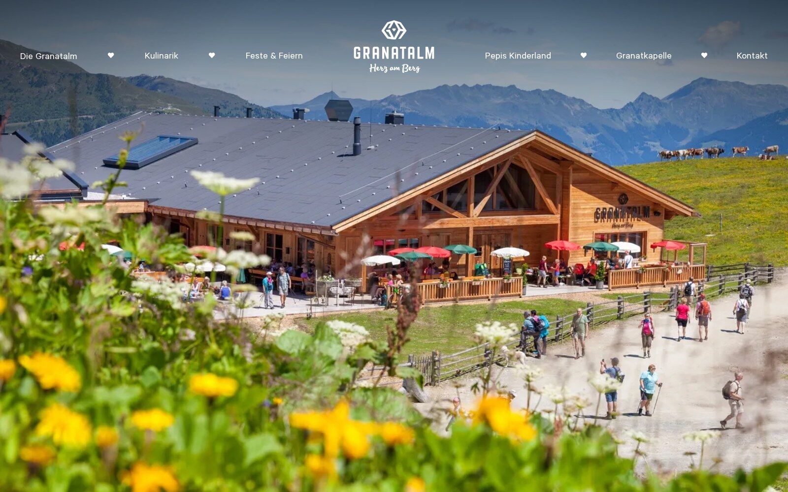 Startseite der Granatalm mit Hütte und Blumenwiese
