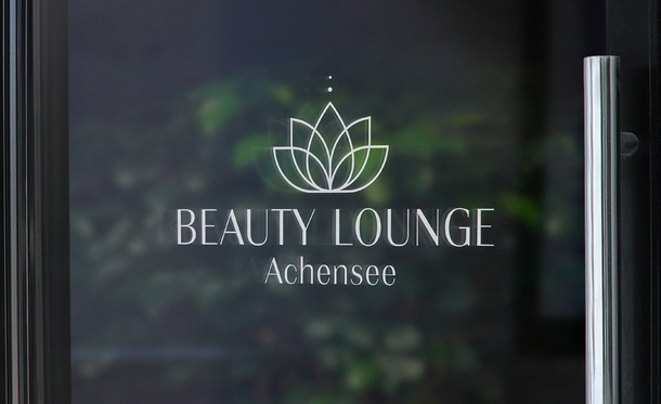 Logo der Beauty Lounge Achensee als Beschriftung auf einer Glastür