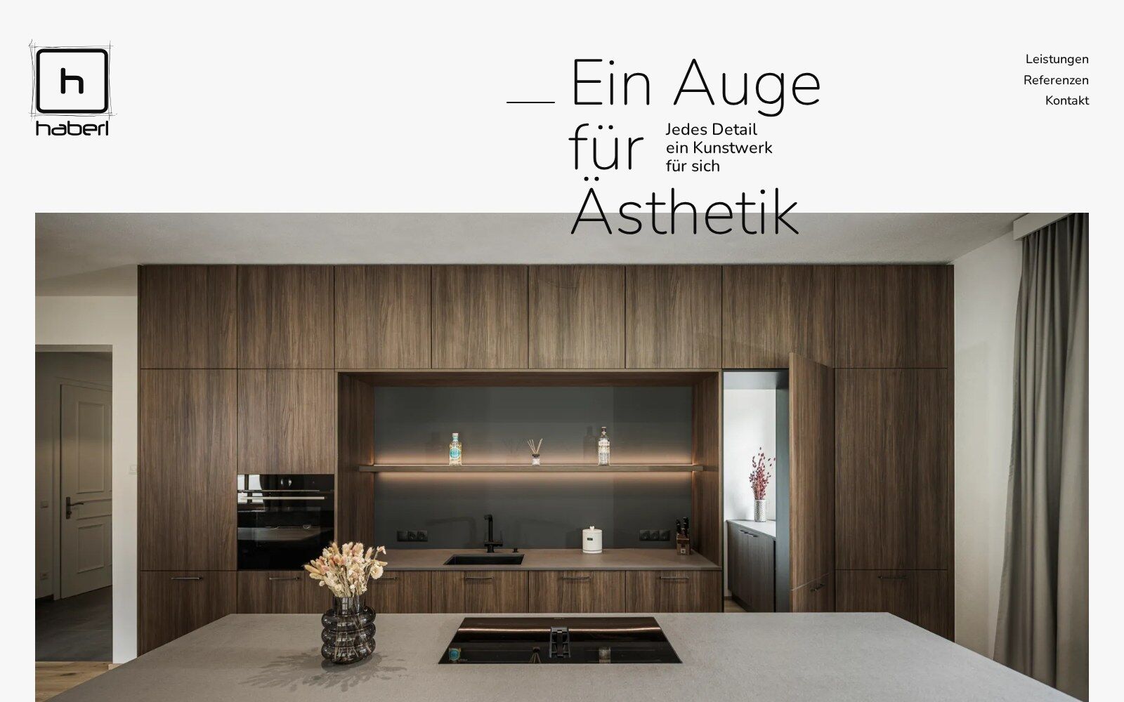 Startseite von Haberl mit Küchenansicht und dem Claim „Ein Auge für Ästhetik“