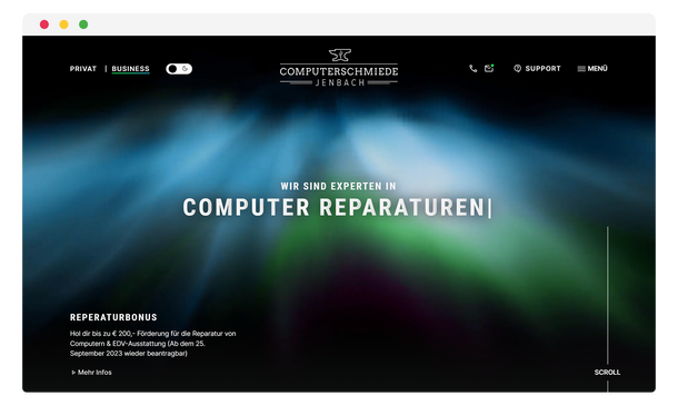 Startseite der Computerschmiede Jenbach mit Nordlicht-Motiv im Browserfenster