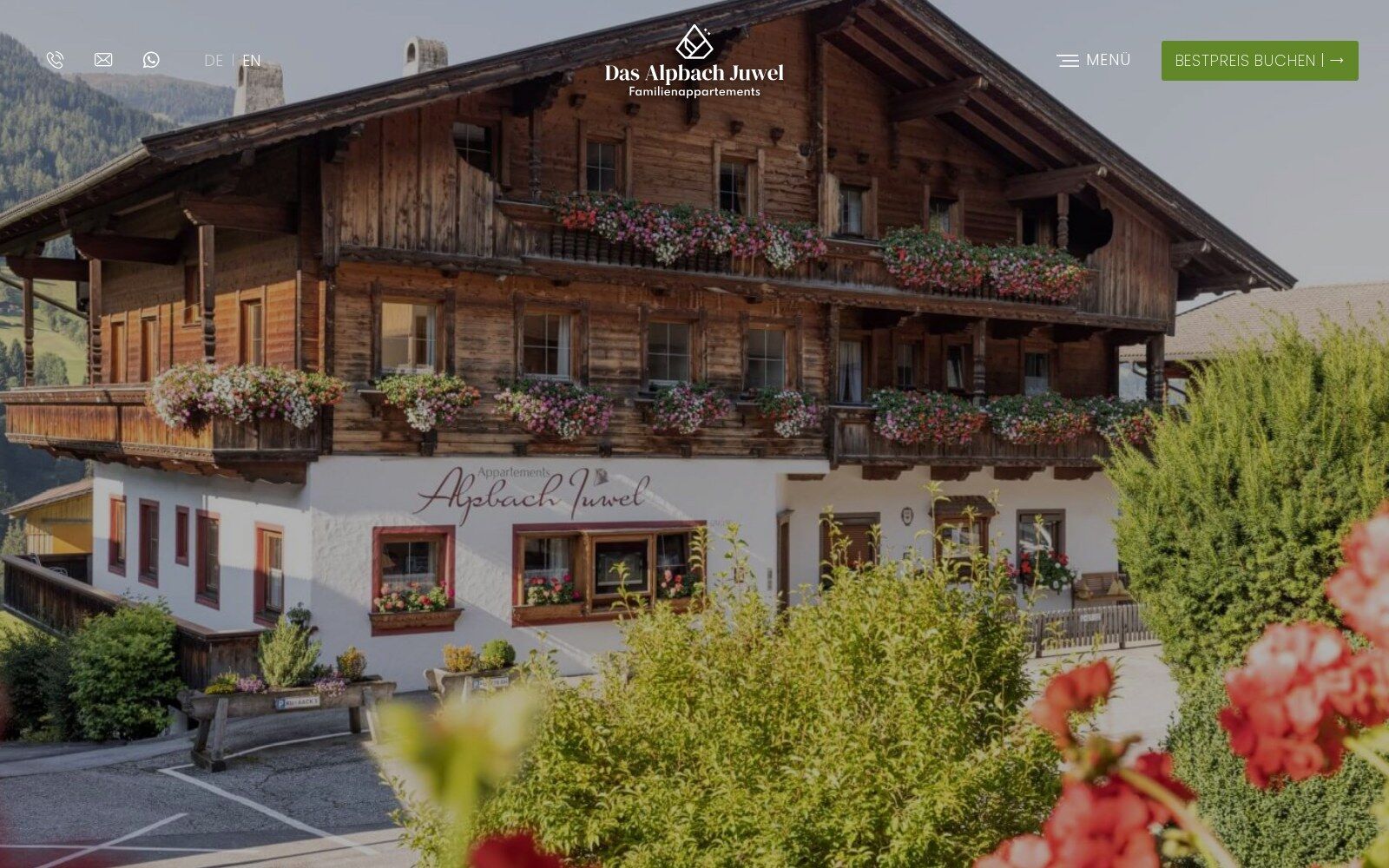 Startseite von Das Alpbach Juwel mit Blick auf das Haus und Blumenschmuck