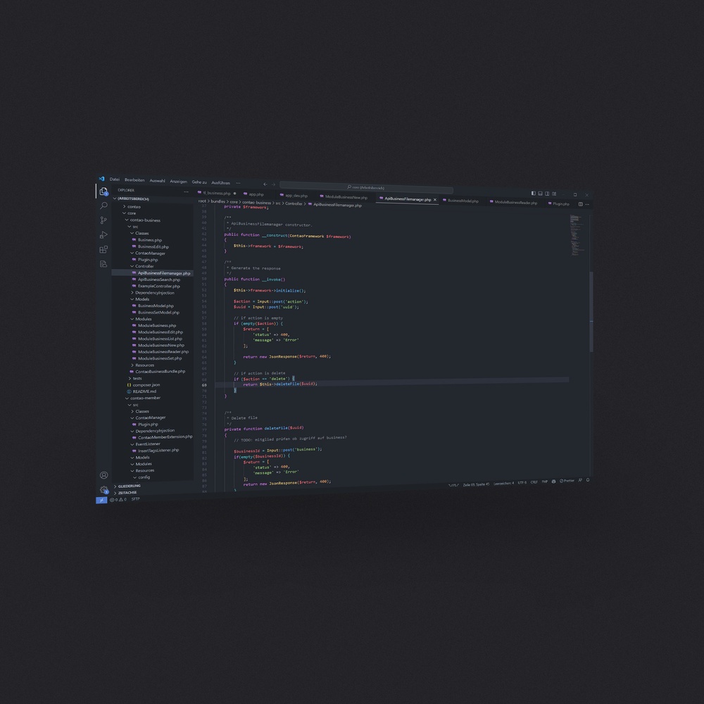 Code-Editor mit farbig hervorgehobenem Quelltext auf dunklem Bildschirm