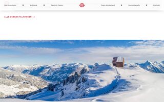 Panoramaaufnahme der verschneiten Bergwelt am Penkenjoch