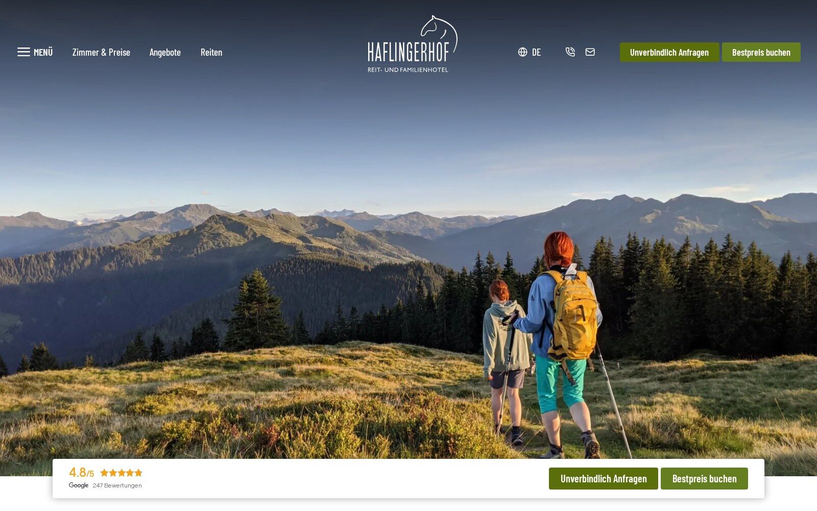 Startseite des Hotels Haflingerhof mit Wanderern vor dem Bergpanorama