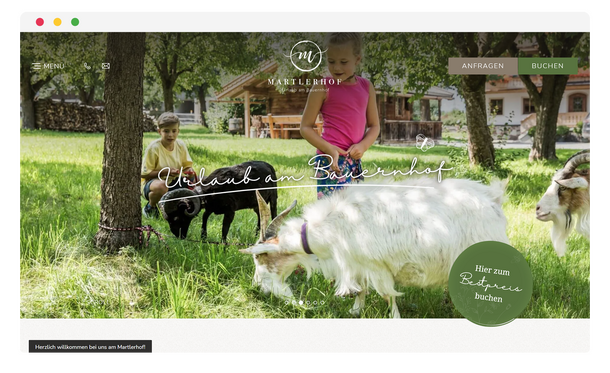 Startseite des Martlerhof mit Kindern und Ziegen auf der Wiese im Browserfenster