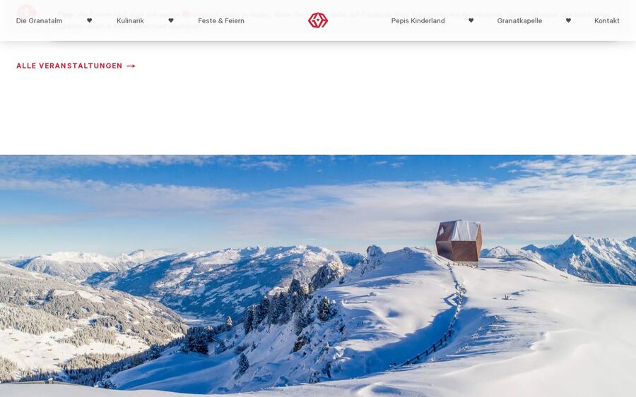 Panoramaaufnahme der verschneiten Bergwelt am Penkenjoch