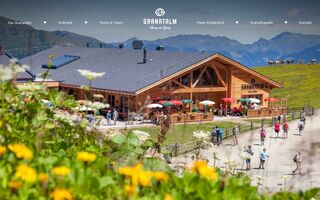 Startseite der Granatalm mit Hütte und Blumenwiese