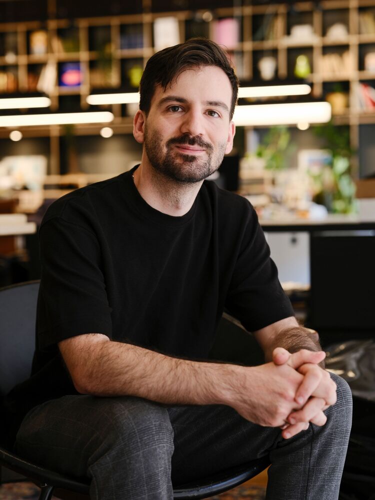 Dominik Gruber, Inhaber von creo code, an seinem Arbeitsplatz