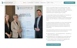 Ecomera: Beraterteam vor der Messewand mit dem Leitsatz "ecomera berät, ecomera bewegt"