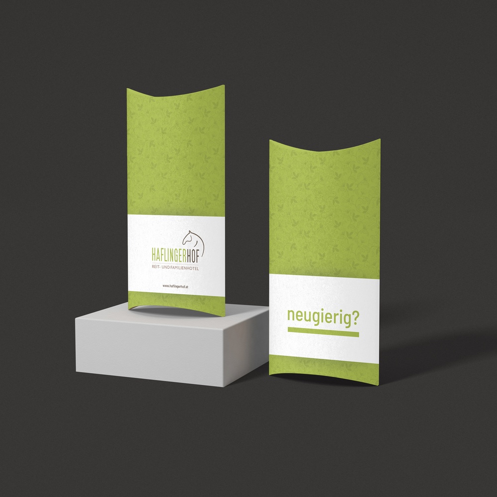 Verpackungen in Grün für den Haflingerhof mit der Aufschrift „neugierig?“